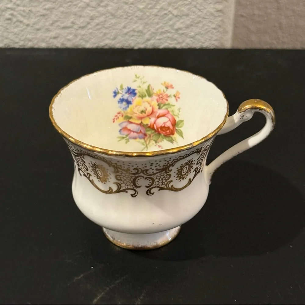 Paragon By Appointment To Her Majesty The Queen Bone China Tea Cup Floral Golden